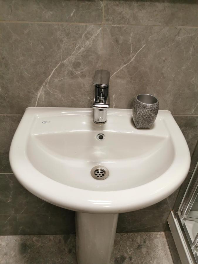 Palaz-2 bedroom flat Edmonton Kültér fotó